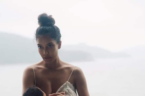 ब्रेस्ट फीड करवाने पर ये हसीना हई ट्रोल, फोटो देख लोगों ने की 'गाय' से तुलना