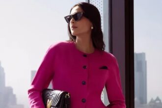 सोनम कपूर हॉट-पिंक आउटफ़िट में बेबी बंप के साथ अपनी दूसरी प्रेगनेंसी की घोषणा करते हुए मुस्कुराती हुईं।