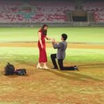 गायक पलाश मुखलाल अपनी मंगेतर के साथ शादी की तैयारियों के बीच मुस्कुराते हुए। दोनों पारंपरिक परिधान में कैमरे की ओर देखते हुए दिखाई दे रहे हैं।