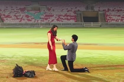 गायक पलाश मुखलाल अपनी मंगेतर के साथ शादी की तैयारियों के बीच मुस्कुराते हुए। दोनों पारंपरिक परिधान में कैमरे की ओर देखते हुए दिखाई दे रहे हैं।