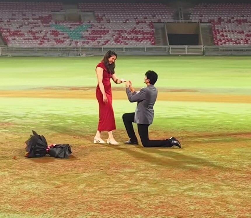 गायक पलाश मुखलाल अपनी मंगेतर के साथ शादी की तैयारियों के बीच मुस्कुराते हुए। दोनों पारंपरिक परिधान में कैमरे की ओर देखते हुए दिखाई दे रहे हैं।