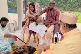 हार्दिक पांड्या और सुपरमॉडल माहिका शर्मा मंगलवार पूजा में साथ दिखाई देते हुए, सोशल मीडिया पर बढ़ती अफवाहों के बीच।