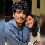 स्मृति मंधाना और पलाश मुखल की शादी स्थगित होने की खबरों के बीच एक युवा महिला मीडिया के सामने सफाई देती हुई। महिला अफवाहों से परेशान दिख रही है और सच स्पष्ट करने की कोशिश कर रही है।