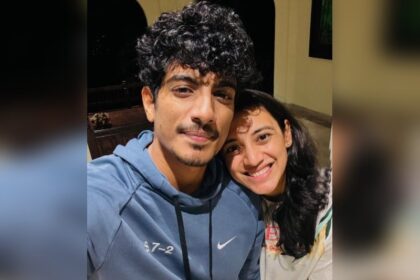 स्मृति मंधाना और पलाश मुखल की शादी स्थगित होने की खबरों के बीच एक युवा महिला मीडिया के सामने सफाई देती हुई। महिला अफवाहों से परेशान दिख रही है और सच स्पष्ट करने की कोशिश कर रही है।