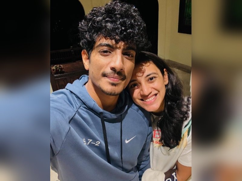 स्मृति मंधाना और पलाश मुखल की शादी स्थगित होने की खबरों के बीच एक युवा महिला मीडिया के सामने सफाई देती हुई। महिला अफवाहों से परेशान दिख रही है और सच स्पष्ट करने की कोशिश कर रही है।