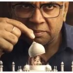 परेश रावल की फिल्म ‘द ताज स्टोरी’ का पोस्टर, जिसमें ताजमहल की पृष्ठभूमि और कोर्टरूम-ड्रामा थीम दिखाई देती है; फिल्म के बजट और बॉक्स ऑफिस कमाई की जानकारी।