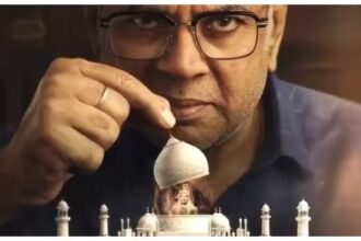 परेश रावल की फिल्म ‘द ताज स्टोरी’ का पोस्टर, जिसमें ताजमहल की पृष्ठभूमि और कोर्टरूम-ड्रामा थीम दिखाई देती है; फिल्म के बजट और बॉक्स ऑफिस कमाई की जानकारी।