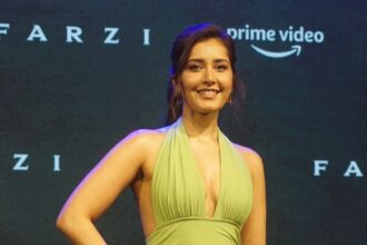 राशि खन्ना मुस्कुराते हुए