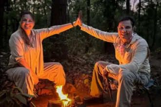 रणदीप हुड्डा और लिन लैशराम मुस्कुरा रहे हैं, खुशखबरी साझा करते हुए।