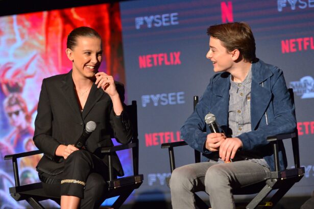 नोआ श्नैप और मिल्ली बॉबी ब्राउन की दोस्ती का पोर्ट्रेट, Stranger Things सेट पर एक साथ