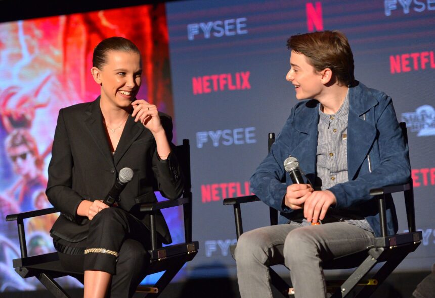 नोआ श्नैप और मिल्ली बॉबी ब्राउन की दोस्ती का पोर्ट्रेट, Stranger Things सेट पर एक साथ