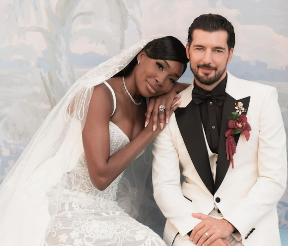 वीनस विलियम्स फ्लोरिडा में कोर्टहाउस वेडिंग के दौरान लेस वेडिंग गाउन में