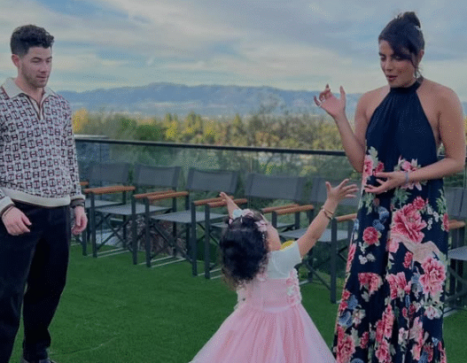 मनारा चोपड़ा और प्रियंका चोपड़ा के साथ उनकी बेटी मल्टी की तस्वीर, जहां मनारा ने मल्टी को 'एलए बेबी' बताया