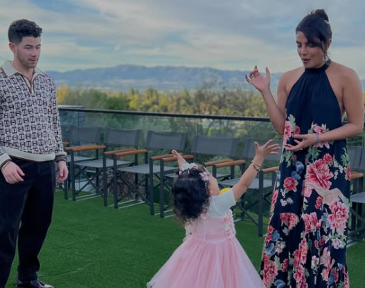 मनारा चोपड़ा और प्रियंका चोपड़ा के साथ उनकी बेटी मल्टी की तस्वीर, जहां मनारा ने मल्टी को 'एलए बेबी' बताया