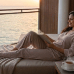 शांत पहाड़ी या समुद्र किनारे आराम करते आधुनिक यात्री, प्रकृति के बीच सुकून भरा अवकाश मनाते हुए