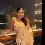 टीवी एक्ट्रेस प्रियंका चहर चौधरी नागिन 7 के सेट पर मुस्कुराती हुई