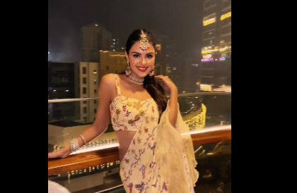 टीवी एक्ट्रेस प्रियंका चहर चौधरी नागिन 7 के सेट पर मुस्कुराती हुई