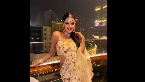 टीवी एक्ट्रेस प्रियंका चहर चौधरी नागिन 7 के सेट पर मुस्कुराती हुई