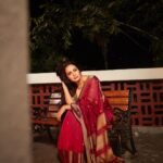 दीया मिर्ज़ा एक हल्के हरे रंग की साड़ी पहने हुए, मुस्कुरा रही हैं। यह तस्वीर उनके पर्यावरण और सिनेमा जगत के योगदान को दर्शाती है।