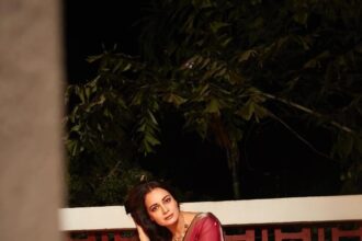 दीया मिर्ज़ा एक हल्के हरे रंग की साड़ी पहने हुए, मुस्कुरा रही हैं। यह तस्वीर उनके पर्यावरण और सिनेमा जगत के योगदान को दर्शाती है।