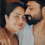 विकी कौशल चौथी वेडिंग एनिवर्सरी पर नई मां बनी कैटरीना कैफ के साथ सेल्फी लेते हुए।