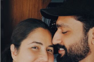 विकी कौशल चौथी वेडिंग एनिवर्सरी पर नई मां बनी कैटरीना कैफ के साथ सेल्फी लेते हुए।