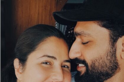 विकी कौशल चौथी वेडिंग एनिवर्सरी पर नई मां बनी कैटरीना कैफ के साथ सेल्फी लेते हुए।