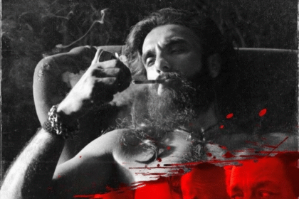 रणवीर सिंह की फिल्म ‘धुरंधर’ के लिए एडवांस बुकिंग कर रहे दर्शक, सिनेमाघर के बाहर कतारें।