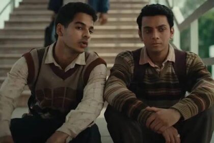 फिल्म होमबाउंड के पोस्टर में दो दोस्त पैदल चलते हुए दिखाए गए हैं, जो महामारी के दौरान भारत के प्रवासी मजदूरों की कठिनाइयों और मानवता की मिसाल को दर्शाते हैं।