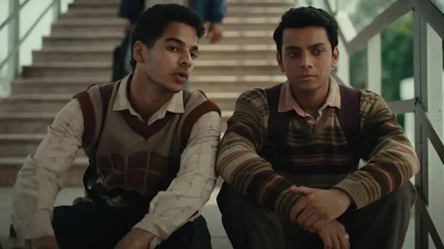 फिल्म होमबाउंड के पोस्टर में दो दोस्त पैदल चलते हुए दिखाए गए हैं, जो महामारी के दौरान भारत के प्रवासी मजदूरों की कठिनाइयों और मानवता की मिसाल को दर्शाते हैं।