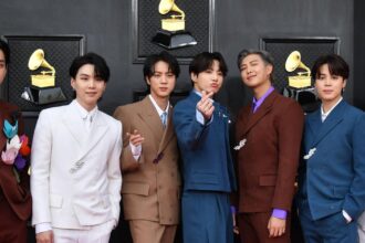 BTS Arirang World Tour 2026 के दौरान स्टेडियम में परफॉर्म करते RM, Jin, Suga, J-Hope, Jimin, V और Jungkook