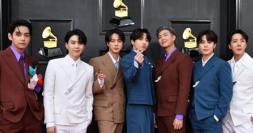 BTS Arirang World Tour 2026 के दौरान स्टेडियम में परफॉर्म करते RM, Jin, Suga, J-Hope, Jimin, V और Jungkook
