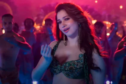 तमन्ना भाटिया गाने Aaj Ki Raat के 1 बिलियन व्यूज का जश्न मनाती हुई