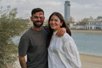 अनुष्का शर्मा ओवरसाइज़्ड व्हाइट शर्ट और ब्लू डेनिम में कैजुअल और स्टाइलिश पोज़ देती हुई