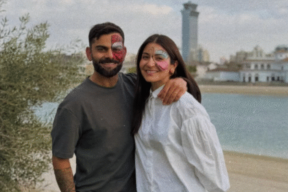 अनुष्का शर्मा ओवरसाइज़्ड व्हाइट शर्ट और ब्लू डेनिम में कैजुअल और स्टाइलिश पोज़ देती हुई