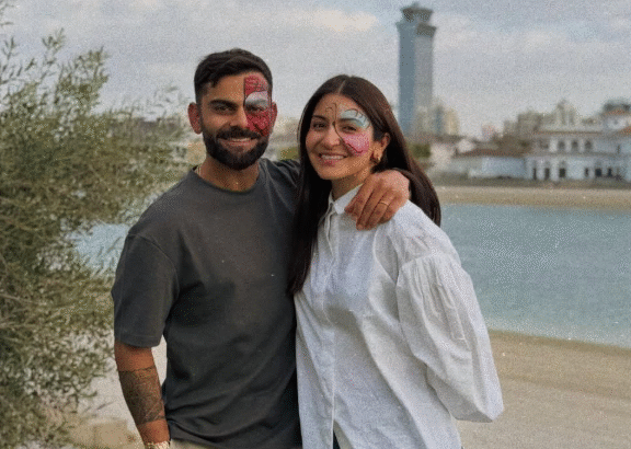 अनुष्का शर्मा ओवरसाइज़्ड व्हाइट शर्ट और ब्लू डेनिम में कैजुअल और स्टाइलिश पोज़ देती हुई