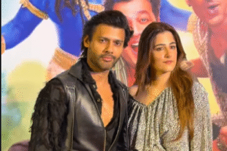 राहु केतु फिल्म स्क्रीनिंग में हाथों में हाथ डाले नजर आए नुपुर सैनन और स्टेबिन बेन