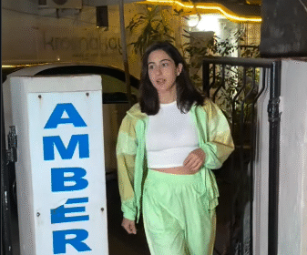 मुंबई में रिपब्लिक डे वीकेंड के दौरान नियोन एथलीज़र आउटफिट में नजर आतीं बॉलीवुड अभिनेत्री सारा अली खान