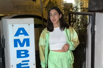 मुंबई में रिपब्लिक डे वीकेंड के दौरान नियोन एथलीज़र आउटफिट में नजर आतीं बॉलीवुड अभिनेत्री सारा अली खान