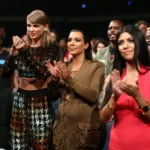 किम कार्दशियन और टेलर स्विफ्ट के साथ प्लेलिस्ट और म्यूजिक का आनंद लेते हुए फोटो