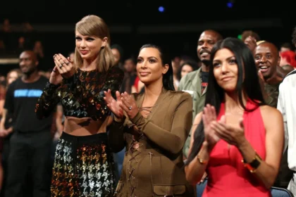 किम कार्दशियन और टेलर स्विफ्ट के साथ प्लेलिस्ट और म्यूजिक का आनंद लेते हुए फोटो