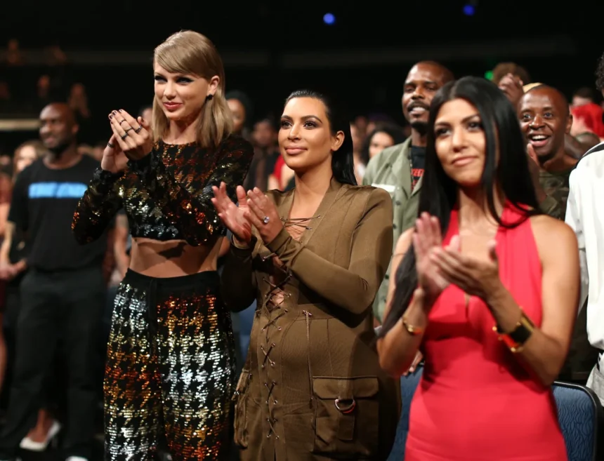 किम कार्दशियन और टेलर स्विफ्ट के साथ प्लेलिस्ट और म्यूजिक का आनंद लेते हुए फोटो