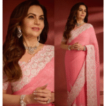 नीता अंबानी शिमरिंग पिंक साड़ी में वर्ल्ड कप विजेता टीमों के सम्मान समारोह में, हाथ में डायमंड ब्रेसलेट और पर्ल नेकलेस के साथ