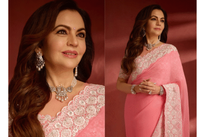 नीता अंबानी शिमरिंग पिंक साड़ी में वर्ल्ड कप विजेता टीमों के सम्मान समारोह में, हाथ में डायमंड ब्रेसलेट और पर्ल नेकलेस के साथ