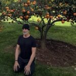 अक्षय कुमार संतरे के पेड़ के नीचे ध्यान करते हुए, 2026 में धैर्य और विकास का संदेश देते हुए