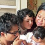 भारती सिंह अपने दोनों बेटों, गोला और काजू, के साथ प्यारी झलक देती हुई