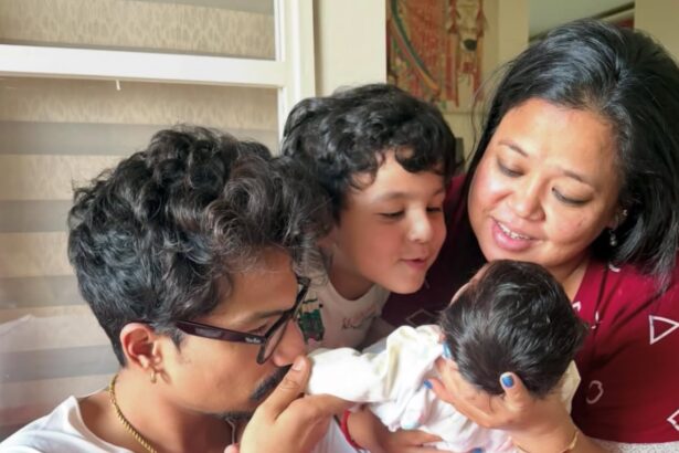 भारती सिंह अपने दोनों बेटों, गोला और काजू, के साथ प्यारी झलक देती हुई