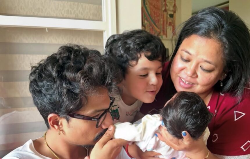 भारती सिंह अपने दोनों बेटों, गोला और काजू, के साथ प्यारी झलक देती हुई