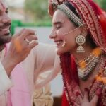 राजकुमार राव और पत्रलेखा अपनी बेटी पार्वती पॉल राव के हाथ पकड़ते हुए