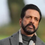 जावेद जाफ़री टीवी शो में जज और को-होस्ट के रूप में पोज़ देते हुए, भारतीय डांस रियलिटी शो के पायनियर